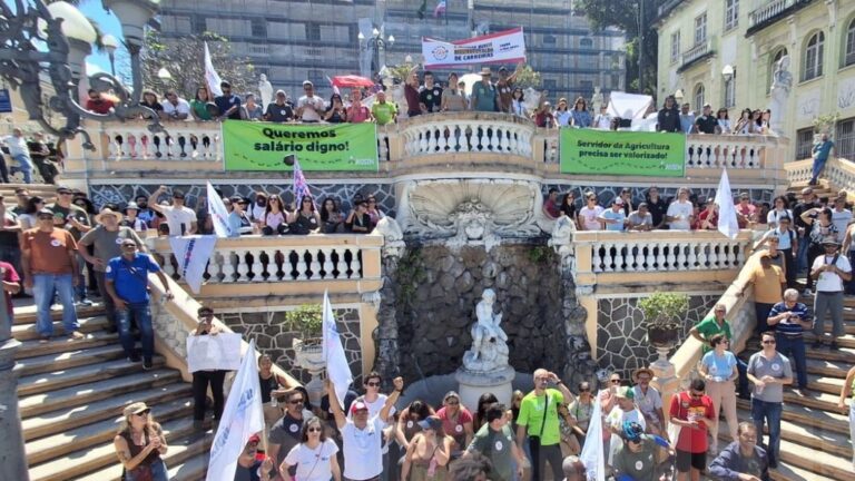 servidores-do-es-aprovam-greve-geral-em-7-de-outubro-servidores-do-es-farao-greve-a-partir-de-7-de-outubro-serao-3-7-mil-servidores-de-14-autarquias-e-secretarias-foto-sindipublicos-tvt-news