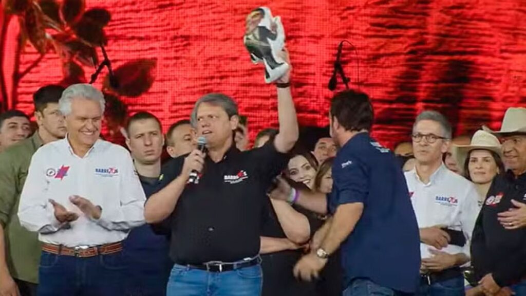 Tarcísio segura boneco de Bolsonaro durante Festa do Peão de Barretos. Foto: Reprodução/Redes Sociais