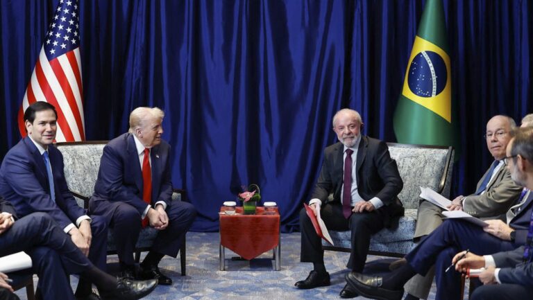 lula-e-trump-se-encontram-para-coversar-sobre-tarifaco-encontro-de-trump-e-lula-reuniao-donald-trump-e-luiz-inacio-lula-da-silva-frente-a-frente-lula-e-trump-dizem-que-havera-conclusao-rapida-para-os-dois-paises-foto-ricardo-stuckert-pr-tvt-news