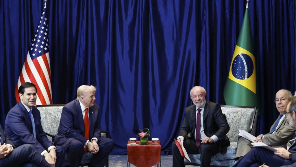 lula-e-trump-se-encontram-para-coversar-sobre-tarifaco-encontro-de-trump-e-lula-reuniao-donald-trump-e-luiz-inacio-lula-da-silva-frente-a-frente-lula-e-trump-dizem-que-havera-conclusao-rapida-para-os-dois-paises-foto-ricardo-stuckert-pr-tvt-news