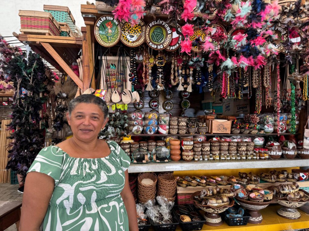 A-artesa-Luzilena-esta-com-o-estoque-cheio-de-lembrancinhas-da-COP30-gabriel-della-giustina-cop30-tvt-news