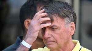 TVTNews 26 bolsonaro-e-preso-prisao-preventiva-foi-decretada-bolsonaro-esta-preso-na-sede-da-policia-federal-pf-brasilia-por-que-bolsonaro-foi-preso-tornozeleira-tvt-news