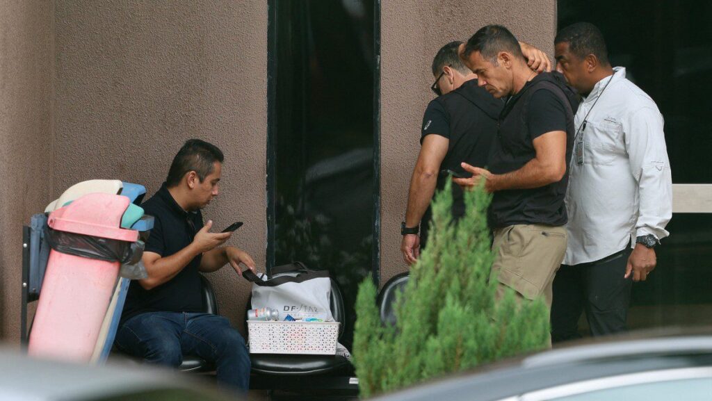 Bolsonaro é preso; prisão preventiva foi decretada 2 bolsonaro-e-preso-prisao-preventiva-foi-decretada-bolsonaro-esta-preso-na-sede-da-policia-federal-pf-brasilia-por-que-bolsonaro-foi-preso-tvt-news