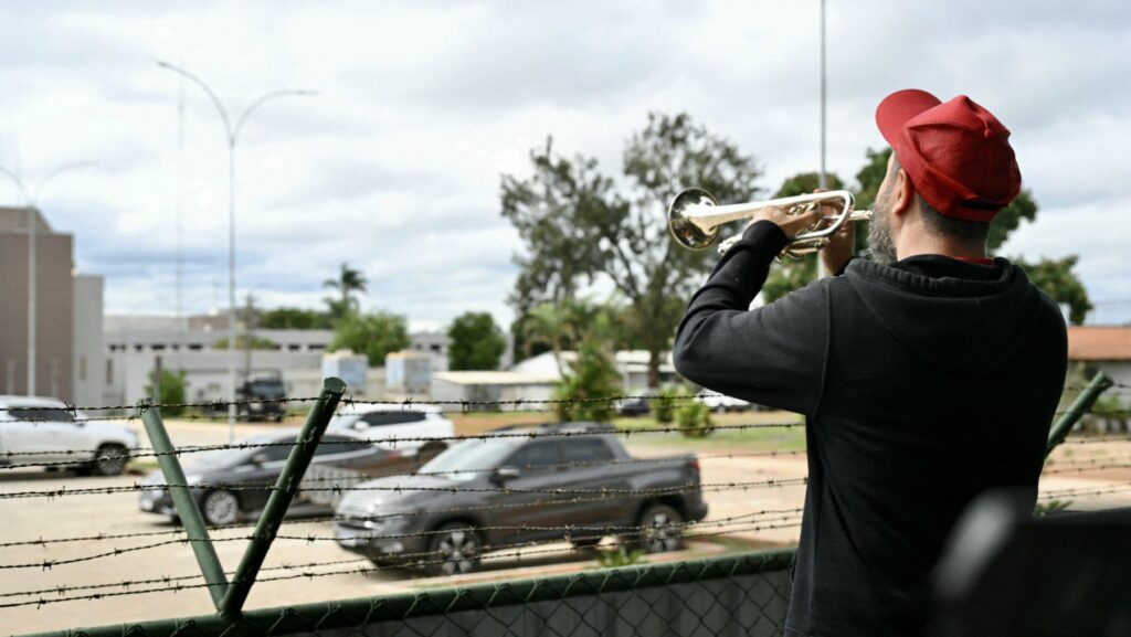Bolsonaro é preso; prisão preventiva foi decretada 3 bolsonaro-e-preso-prisao-preventiva-foi-decretada-bolsonaro-esta-preso-na-sede-da-policia-federal-pf-brasilia-tvt-news