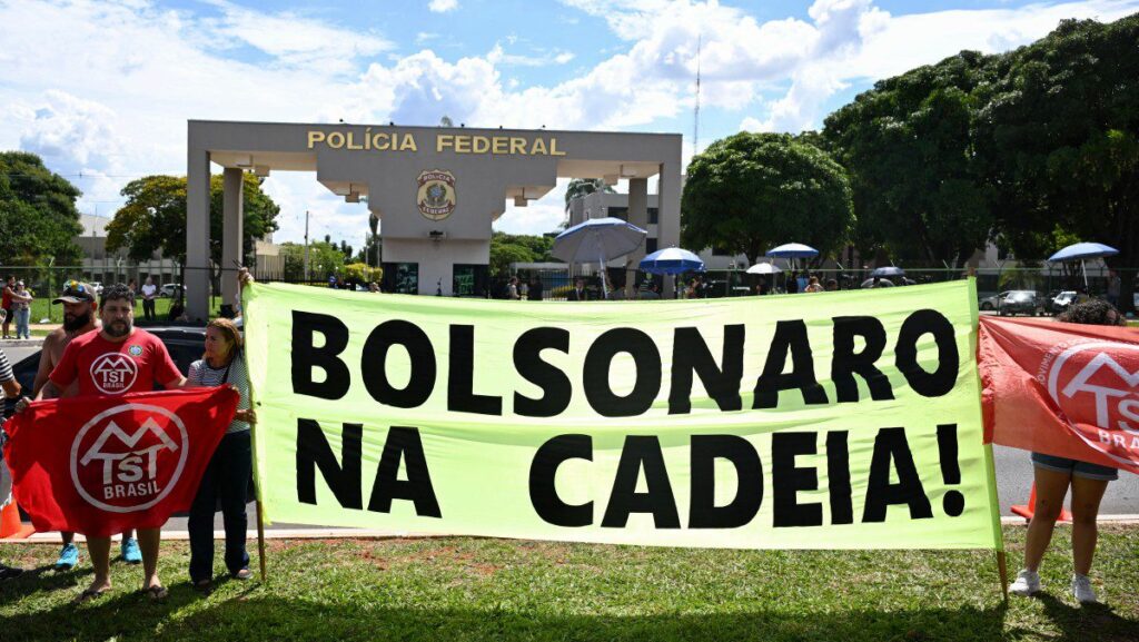 bolsonaro-e-preso-prisao-preventiva-foi-decretada-bolsonaro-esta-preso-na-sede-da-policia-federal-pf-brasilia-por-que-bolsonaro-foi-preso-tornezeleira-violou-com-ferro-de-solda-a-tornezeleira-tvt-news