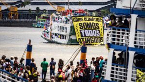 Cupula-dos-Povos-comeca-em-Belem-com-barqueata-pela-justica-climatica-hermes-caruzo-cop30-reproducao-tvt-news