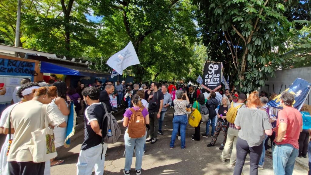 manifestantes-protestam-contra-entrada-de-pms-armados-em-escola-de-sp-emei-antonio-bento-racismo-violencia-policial-tvt-news