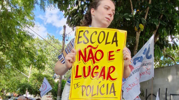 manifestantes-protestam-contra-entrada-de-pms-armados-em-escola-de-sp-emei-antonio-bento-racismo-violencia-policial-tvt-news