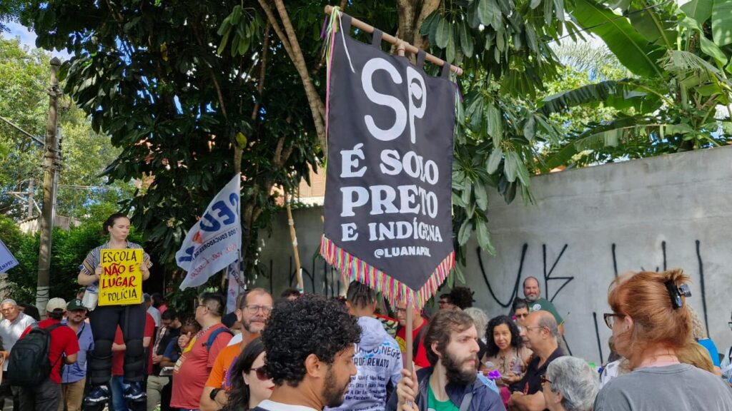 manifestantes-protestam-contra-entrada-de-pms-armados-em-escola-de-sp-emei-antonio-bento-racismo-violencia-policial-tvt-news