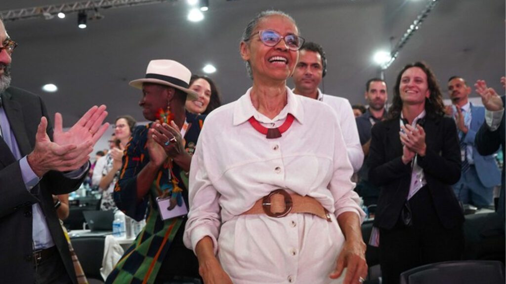 Ministra-do-Meio-Ambiente-e-Mudanca-do-Clima-Marina-Silva-sendo-ovacionada-na-plenaria-final-da-COP30-rogerio-cassimiro-mma-tvt-news