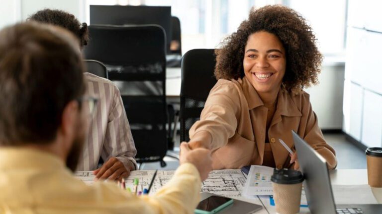 Numero-de-jovens-aprendizes-bate-recorde-sao-710-mil-no-mercado-de-trabalho-freepik-tvt-news