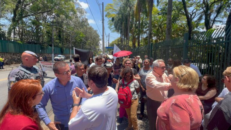 profissionais-da-saude-protestam-em-frente-a-sede-do-governo-de-sp-tarcisio-prometeu-bonificacao-em-setembro-e-nao-cumpriu-foto-sindsaude-sp-tvt-news