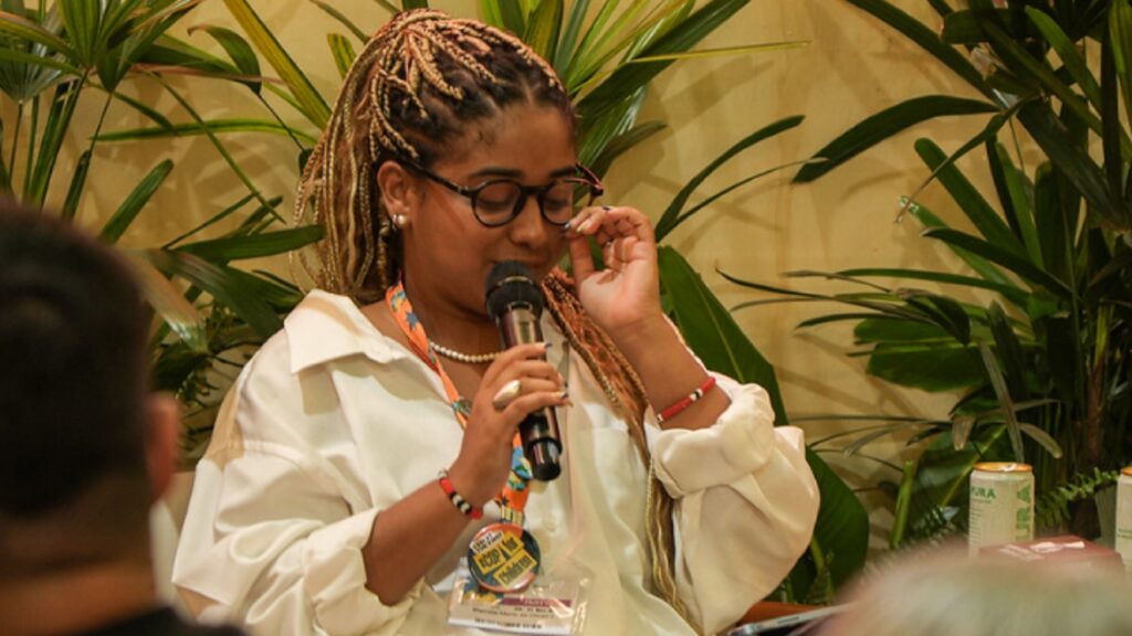 A Jovem Campeã do Clima, Marcele Oliveira, conduziu uma roda de conversa com 30 crianças e jovens de vários países na COP30 Foto: Rafa Neddermeyer/COP30 Brasil Amazônia/PR