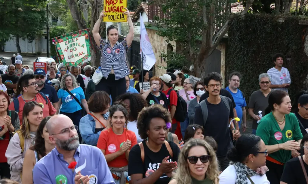 manifestantes-protestam-contra-entrada-de-pms-armados-em-escola-de-sp-emei-antonio-bento-racismo-violencia-policial-tvt-news