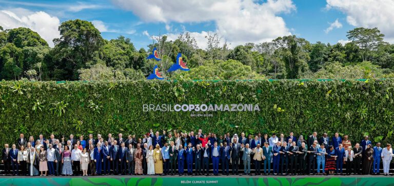 lula-cop-3-cupula-do-clima-belem-lideres-posam-para-a-foto-de-familia-durante-a-conferencia-das-nacoes-unidas-sobre-mudancas-climaticas-cop-30-foto-antonio-scorza-cop30-presidente-da-republica-luiz-inacio-lula-da-silva-durante-a-fotografia-oficial-da-cupula-do-clima-cop30-parque-da-cidade-belem-pa-tvt-news