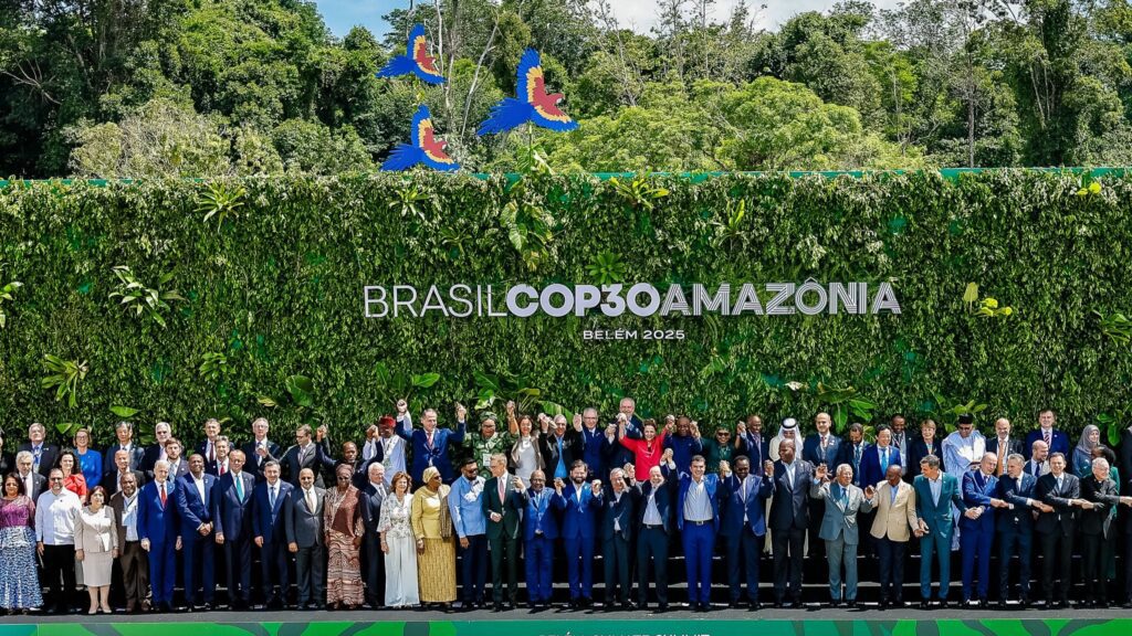 lula-cop-3-cupula-do-clima-belem-lideres-posam-para-a-foto-de-familia-durante-a-conferencia-das-nacoes-unidas-sobre-mudancas-climaticas-cop-30-foto-antonio-scorza-cop30-presidente-da-republica-luiz-inacio-lula-da-silva-durante-a-fotografia-oficial-da-cupula-do-clima-cop30-parque-da-cidade-belem-pa-tvt-news