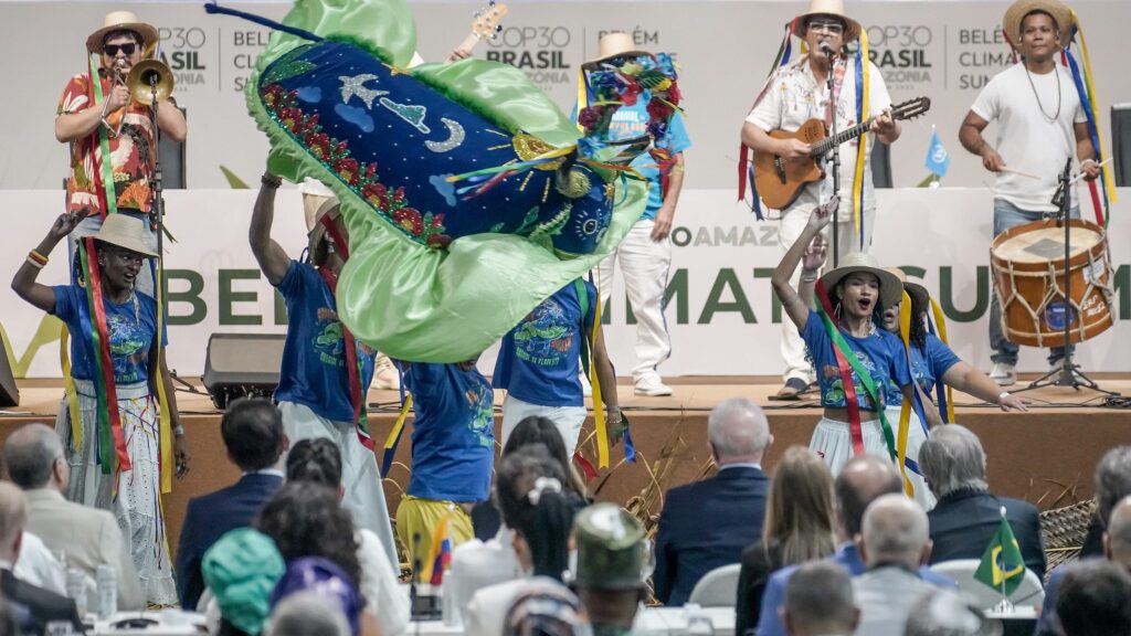 Conheça a Pavulagem: manifestação cultural que abriu a Cúpula dos Líderes da COP30 1 conheca-a-pavulagem-manifestacao-cultural-que-abriu-a-cupula-dos-lideres-da-cop30-tvt-news