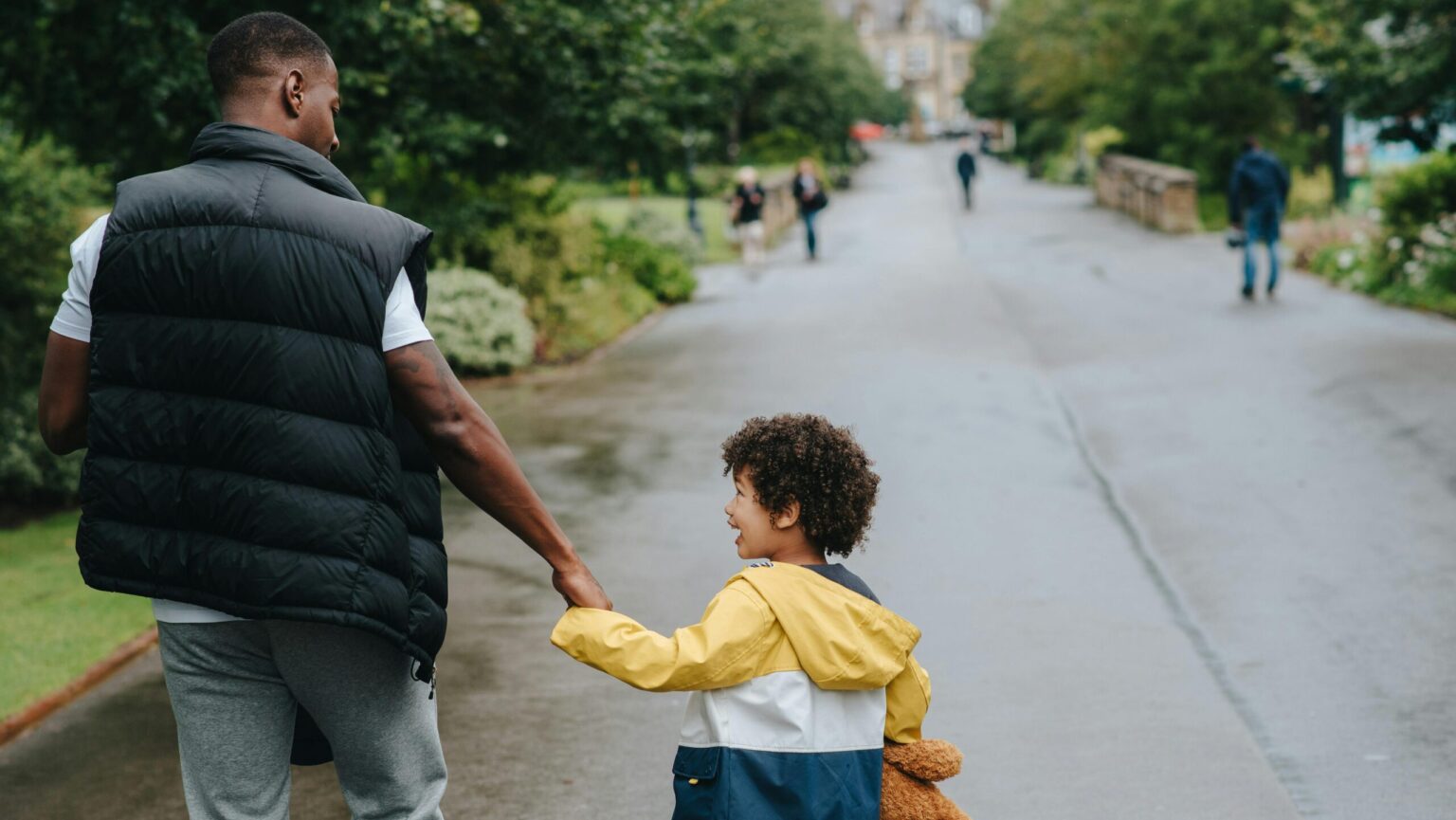 licenca-paternidade-camara-aprova-aumento-licenca-paternidade-20-dias-esta-prevista-a-criacao-do-salario-paternidade-pago-pelo-inss-foto-pexels-tvt-news