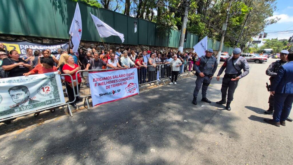 profissionais-da-saude-protestam-em-frente-a-sede-do-governo-de-sp-tarcisio-prometeu-bonificacao-em-setembro-e-nao-cumpriu-foto-sindsaude-sp-tvt-news