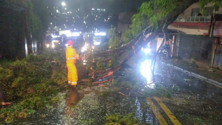 ciclone-deixa-2-milhoes-de-clientes-sem-energia-em-sao-paulo-ontem-o-destaque-foi-para-fortes-chuvas-hoje-para-as-fortes-rajadas-de-vento-foto-prefeitura-cotia-tvt-news