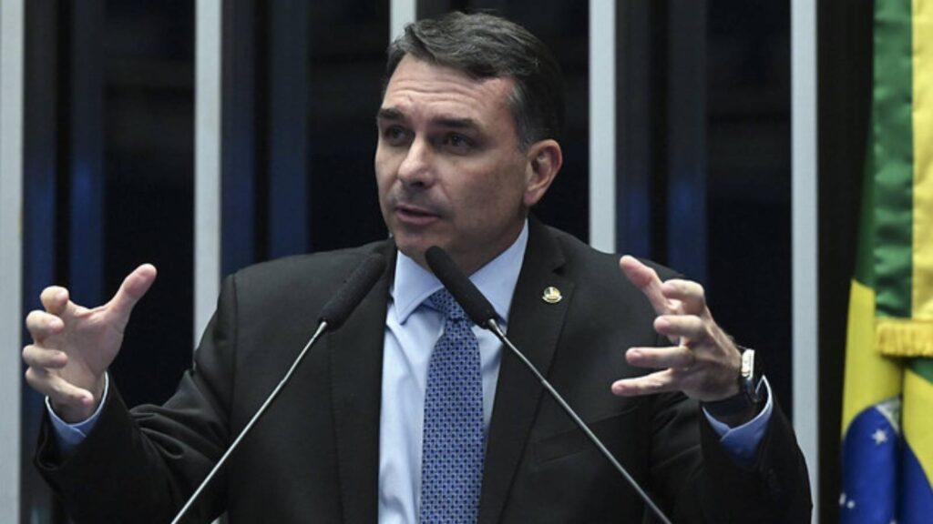 flavio-bolsonaro-e-direita-sem-rumo-quem-ganha-com-caos-no-centrao-deputado-classificou-familia-bolsonaro-como-animadores-de-picadeiro-foto-carlos-moura-agencia-senado-tvt-news