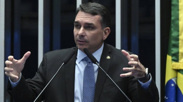 flavio-bolsonaro-e-direita-sem-rumo-quem-ganha-com-caos-no-centrao-deputado-classificou-familia-bolsonaro-como-animadores-de-picadeiro-foto-carlos-moura-agencia-senado-tvt-news