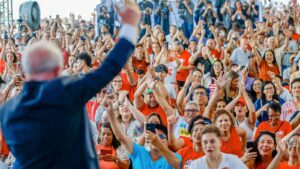 Da Redação 17 lula-bate-com-folga-nomes-da-direita-incluindo-flavio-diz-quaest-sem-bolsonaro-lula-tem-46-e-flavio-36-em-2-turno-foto-ricardo-stuckert-pr-tvt-news