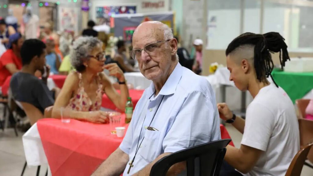 julio-lancelotti-promove-almoco-de-natal-para-moradores-de-rua-em-sp-enquanto-a-mudanca-nao-vem-seja-diferente-esteja-com-os-pobres-foto-rovena-rosa-agencia-brasil-tvt-news