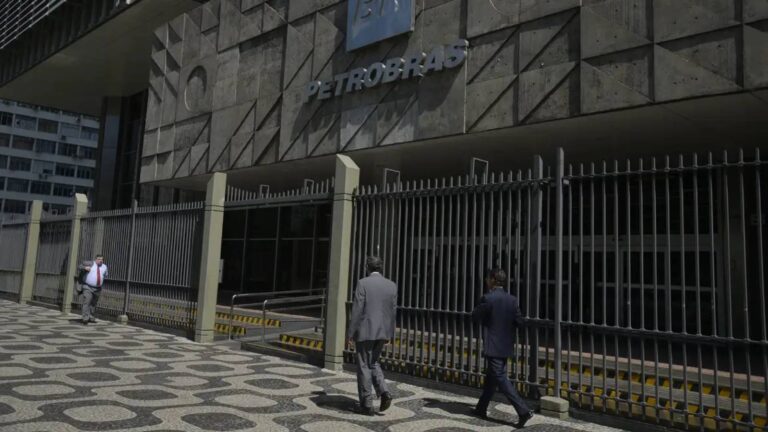 petroleiros-aprovam-greve-nacional-a-partir-de-segunda-feira-segundo-os-sindicatos-nova-proposta-nao-avanca-em-tres-pontos-centrais-foto-fernando-frazao-agencia-brasil-tvt-news