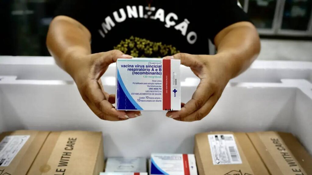 vacina-contra-virus-sincicial-respiratorio-comeca-a-chegar-ao-sus-grupo-prioritario-e-o-das-gestantes-a-partir-da-28-semana-de-gravidez-foto-joao-risi-ms-tvt-news