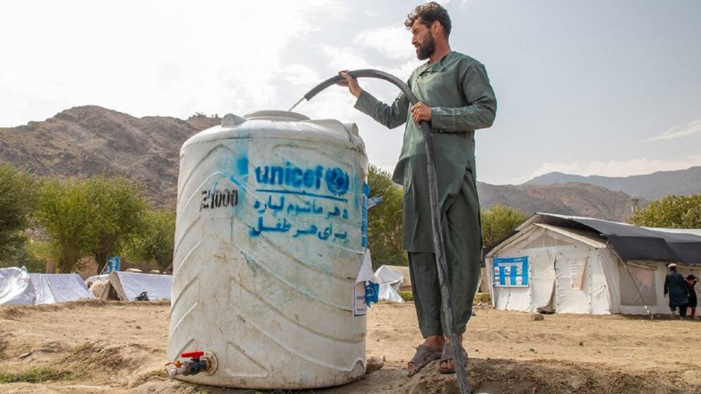 Segundo a agência, o crescimento da procura, combinado à escassez estrutural de água em algumas regiões, agrava o estresse hídrico. Foto: Unicef/Muzamel Azizi