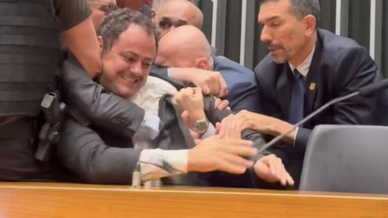 policia-camara-agride-jornalistas-e-deputados-policiais-agiram-de-forma-truculenta-contra-deputados-reporteres-cinegrafistas-e-fotografos-foto-reproducao-redes-sociais-tvt-news
