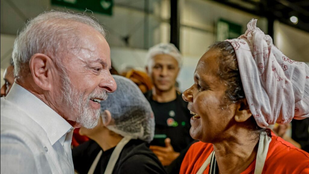 “Eu acredito que nós não estamos fazendo apenas mais um gesto com o povo catadores e catadoras de material reciclável”, afirmou Lula. Foto: Ricardo Stuckert/PR