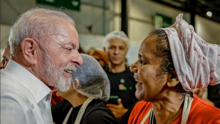 “Eu acredito que nós não estamos fazendo apenas mais um gesto com o povo catadores e catadoras de material reciclável”, afirmou Lula. Foto: Ricardo Stuckert/PR