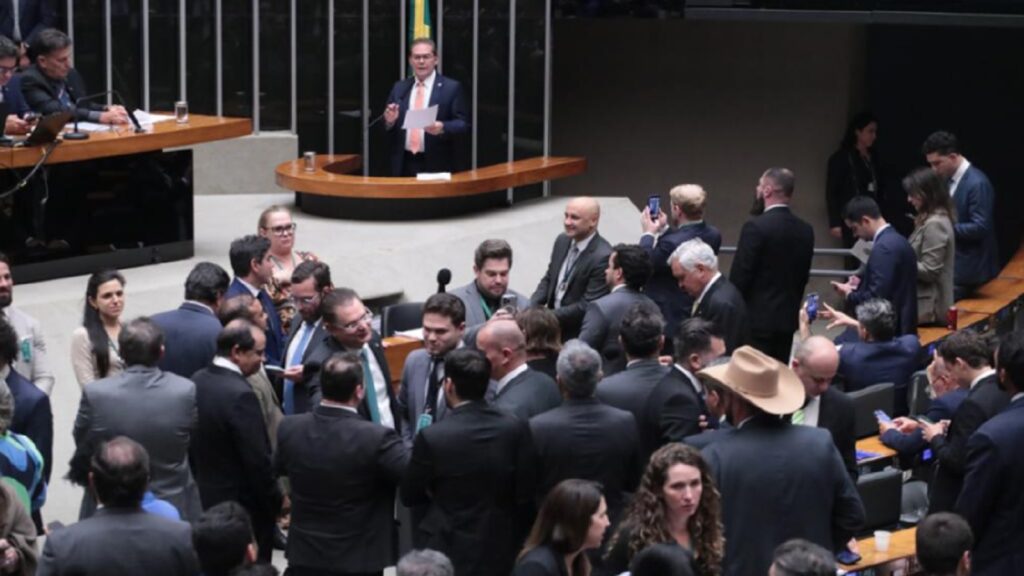 A inclusão repentina do chamado “PL da Dosimetria” na pauta surpreendeu líderes partidários e evidencia o caráter atípico da operação. Foto: Bruno Spada/Câmara dos Deputados