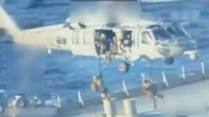 TVTNews 24 Imagens mostram soldados dos EUA tomando de assalto um petroleiro da Venezuela