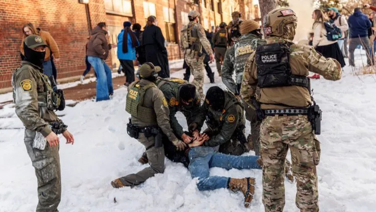manifestantes-protestam-contra-trump-depois-da-execucao-em-minneapolis-agente-migratorio-dos-eua-mata-mulher-a-tiros-tvt-news