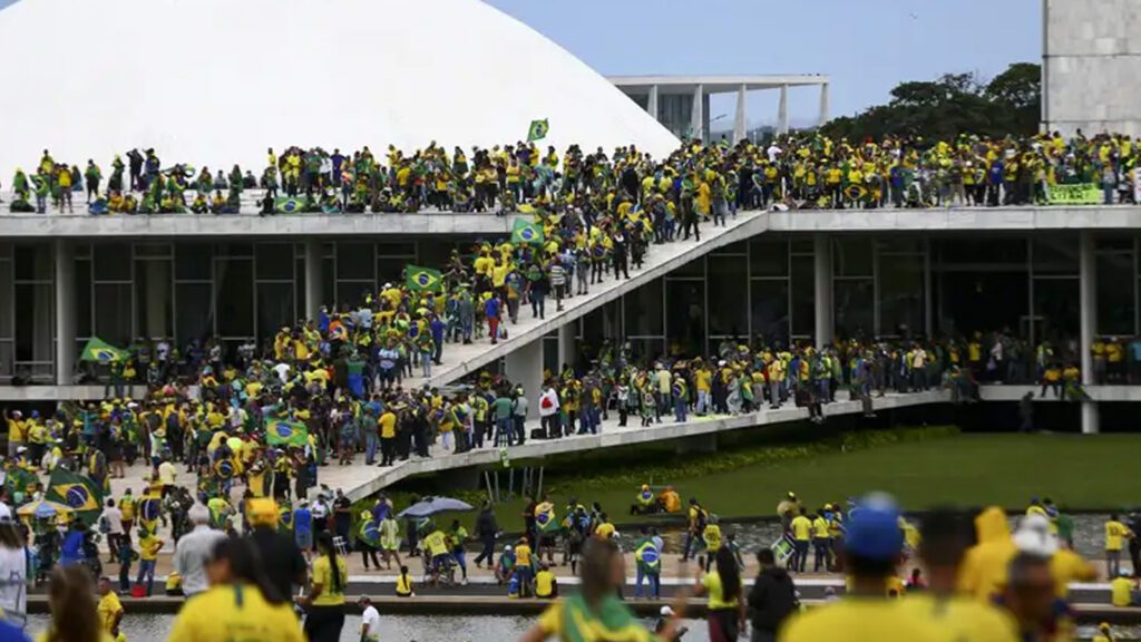 Em-8-de-janeiro-milhares-de-vandalos-apoiadores-de-Jair-Bolsonaro-invadiram-e-depredaram-a-sede-dos-tres-poderes-da-Republica-marcelo-camargo-agencia-brasil-tvt-news