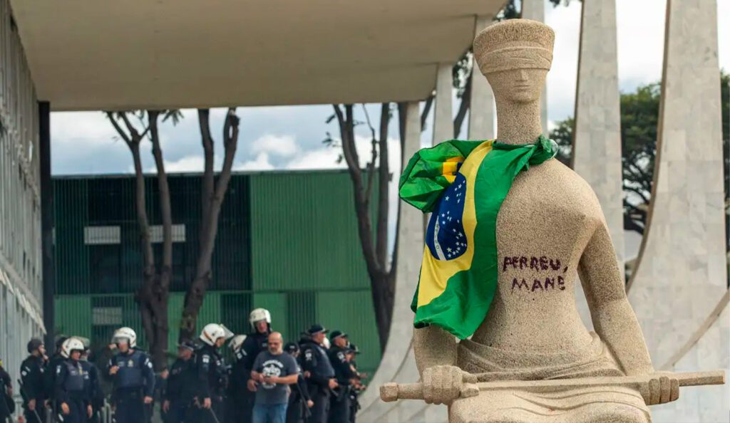 Estatua-A-Justica-em-frente-ao-STF-foi-pichada-durante-atos-antidemocraticos-joedson-alves-agencia-brasil-tvt-news