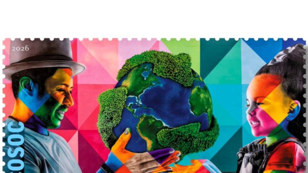 kobra-traz-preocupacao-com-futuro-do-planeta-para-selo-comemorativo-da-onu-selo-de-aniversario-de-80-anos-do-ecosoc-com-obra-do-artista-brasileiro-eduardo-kobra-foto-divulgacao-tvt-news