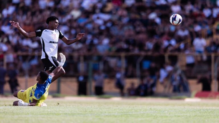 O Corinthians até chegou primeiro com perigo, em chute cruzado de Favela, mas quem passou a controlar as ações foi o time goiano. Wanderson Oliveira/Agência Corinthians