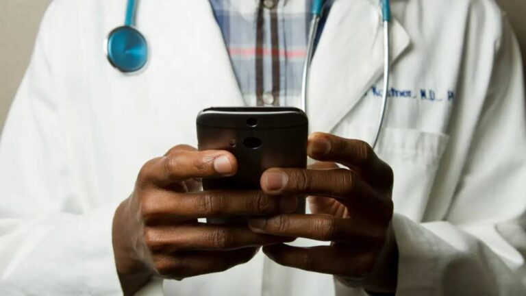 governo-quer-que-enamed-seja-exame-de-proficiencia-para-medicos-proposta-preve-que-registro-profissional-dos-medicos-dependa-do-desempenho-no-enamed-foto-national-cancer-institute-unsplash-tvt-news