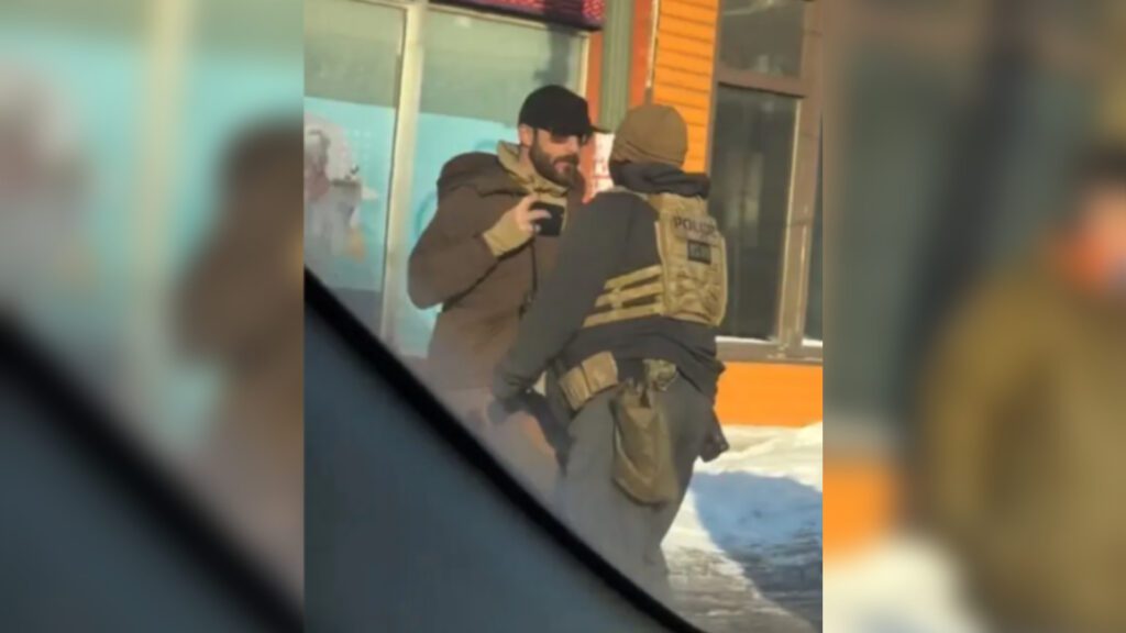 agentes-anti-imigracao-matam-enfermeiro-nos-eua-alex-pretti-segurava-apenas-um-celular-quando-foi-morto-foto-dangjessie-instagram-tvt-news