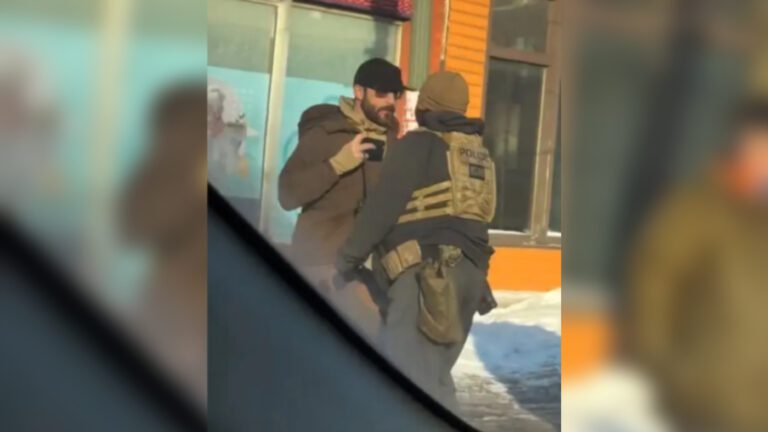 agentes-anti-imigracao-matam-enfermeiro-nos-eua-alex-pretti-segurava-apenas-um-celular-quando-foi-morto-foto-dangjessie-instagram-tvt-news