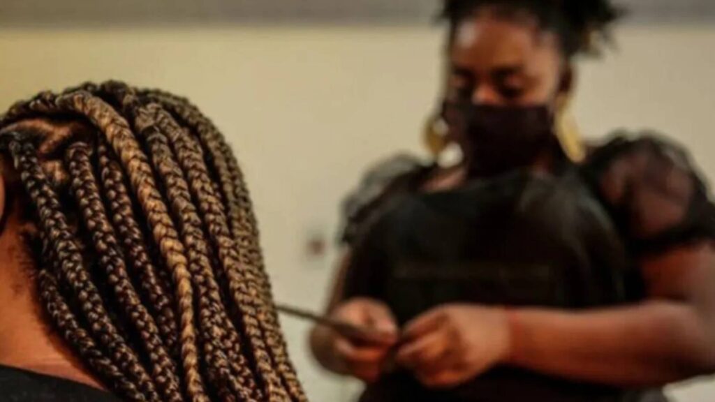 universidade-zumbi-dos-palmares-lanca-curso-gratuito-de-trancas-afro-com-apoio-do-ministerio-do-empreendedorismo-mulheres-deixam-de-ser-invisiveis-para-se-tornarem-empreendedoras-foto-reproducao-tvt-news