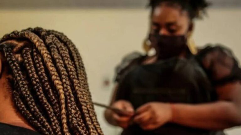 TVTNews 16 universidade-zumbi-dos-palmares-lanca-curso-gratuito-de-trancas-afro-com-apoio-do-ministerio-do-empreendedorismo-mulheres-deixam-de-ser-invisiveis-para-se-tornarem-empreendedoras-foto-reproducao-tvt-news