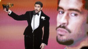bad-bunny-recebe-premio-melhor-album-do-ano-debi-tirar-mas-fotos-palco-68-grammy-awards-los-angeles-california-emma-mcintyre-getty-images-the-recording-academy-afp-tvt-news