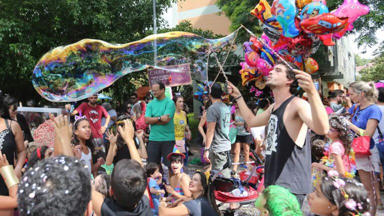 Carnaval-pais-nao-devem-postar-imagens-de-criancas-diz-especialista-fabio-rodrigues-pozzebom-agencia-brasil-tvt-news