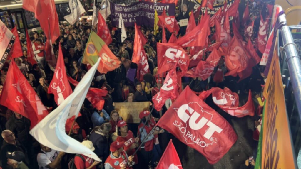 Chegou a isenção do Imposto de Renda e trabalhadores comemoram nas ruas 2 trabalhadores-celebram-nas-ruas-isencao-do-imposto-de-renda-foi-importante-a-luta-por-justica-tributaria-mas-ela-continua-disse-presidente-da-cut-foto-roberto-parizotti-cut-tvt-news