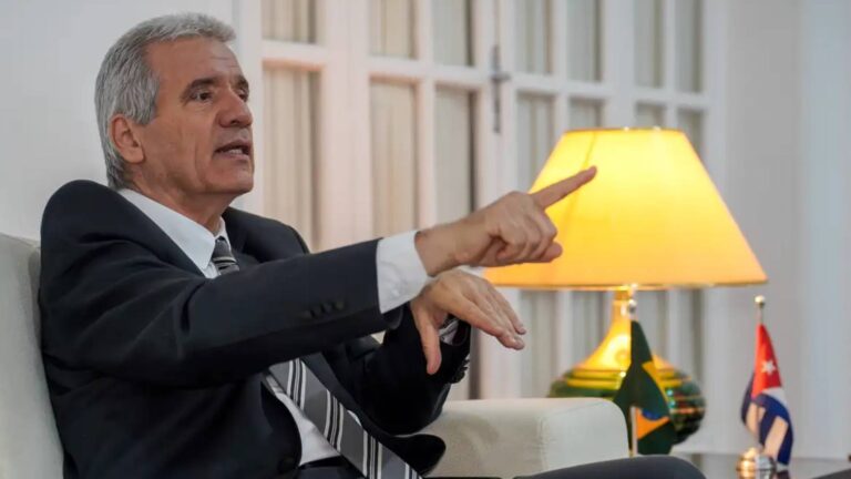 embaixador-de-cuba-chama-de-genocidio-medidas-de-trump-sobre-petroleo-o-que-eles-fizeram-foi-condenar-o-povo-cubano-ao-exterminio-diz-embaixador-foto-rafa-neddermeyer-agencia-brasil-tvt-news